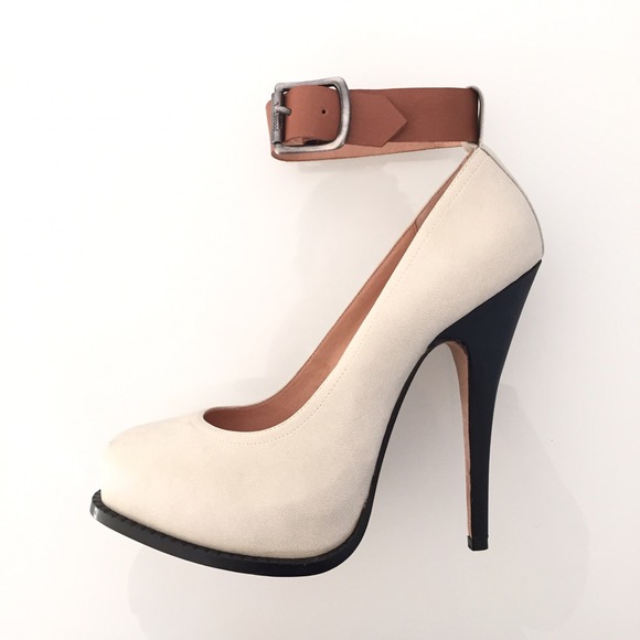 Vivienne Westwood sexy ankle strap white pumps!!💋