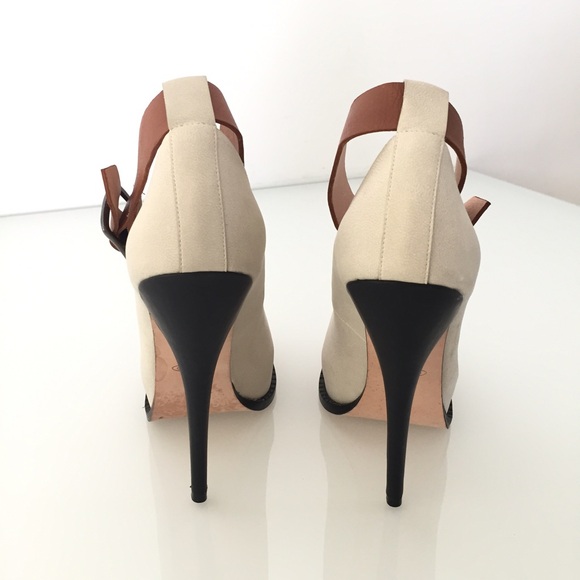 Vivienne Westwood sexy ankle strap white pumps!!๐ - Picture 3 of 4