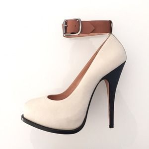 Vivienne Westwood sexy ankle strap white pumps!!💋
