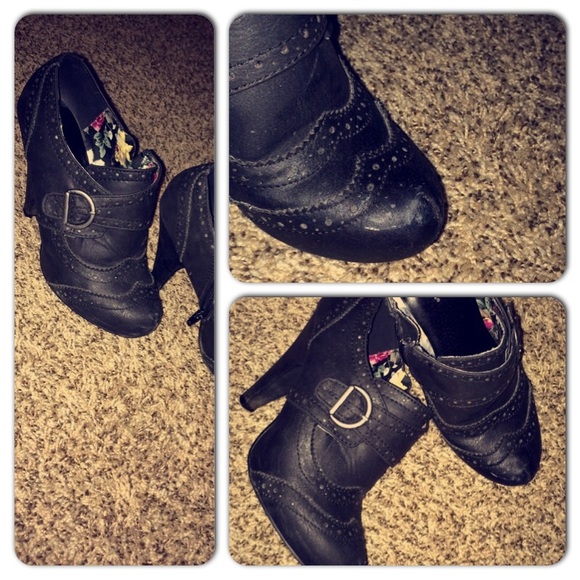 Black ankle booties. Good condition!