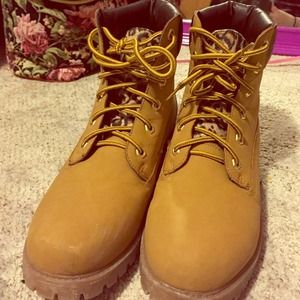 Really cute work boots 😍  reserved for @wwbri