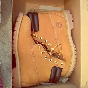 Worn twice !! Sz 7.5