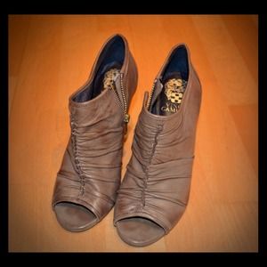 Vince Camuto brown leather booties size 6 (36)
