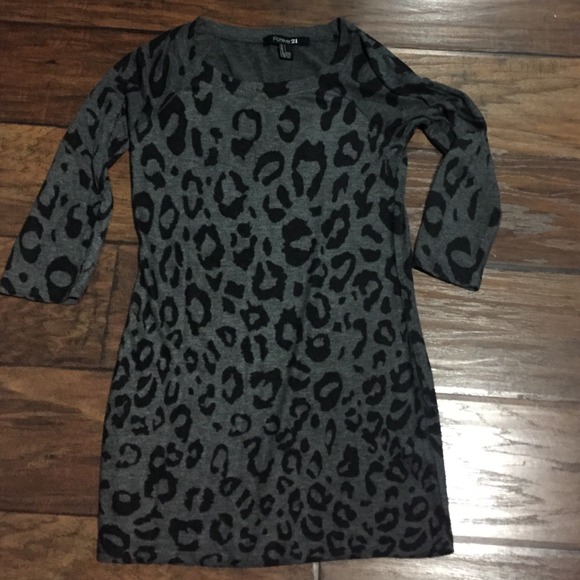 Leopard pattern quarter-sleeve top