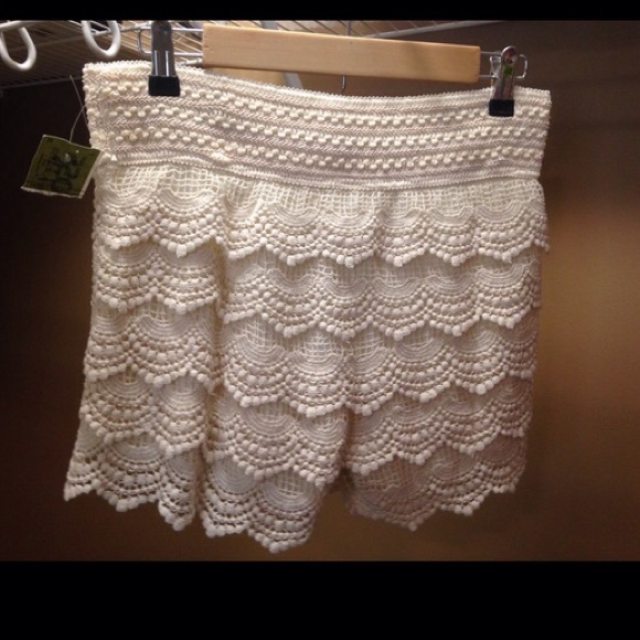 🚫SOLD🚫Lace Scalloped Shorts - Picture 3 of 3
