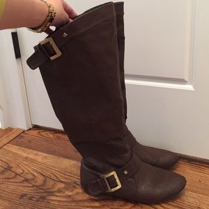 Brown boots with gold detail