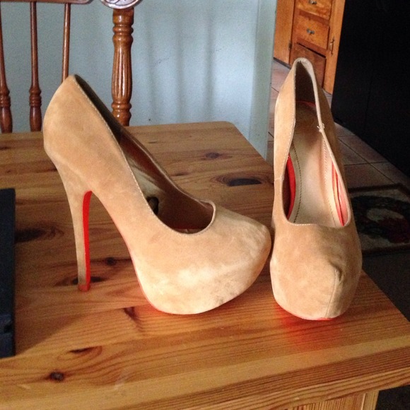 Shiekh Pumps Size 7 - Picture 3 of 3