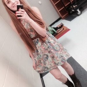 Beautiful print dress!