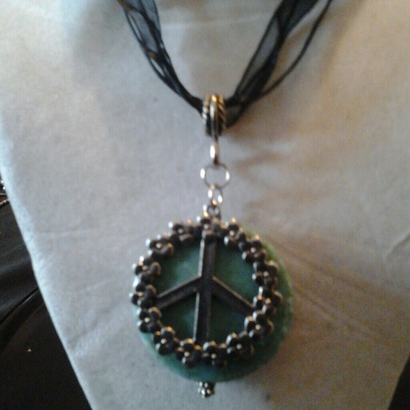 Jewelry - Peace sign necklace