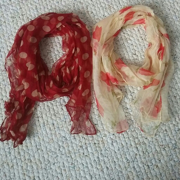 2 Scarfs