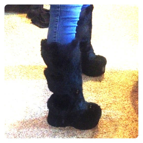 Black platform fluffy boots