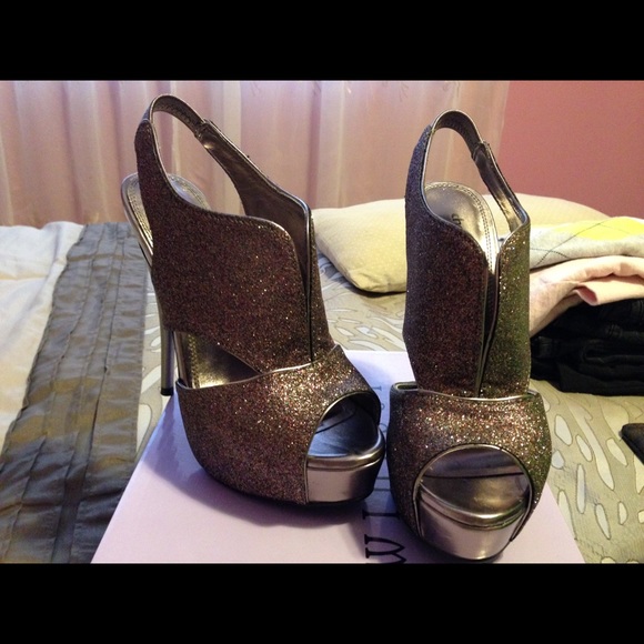 Size 7 sequin sandals - Picture 2 of 3