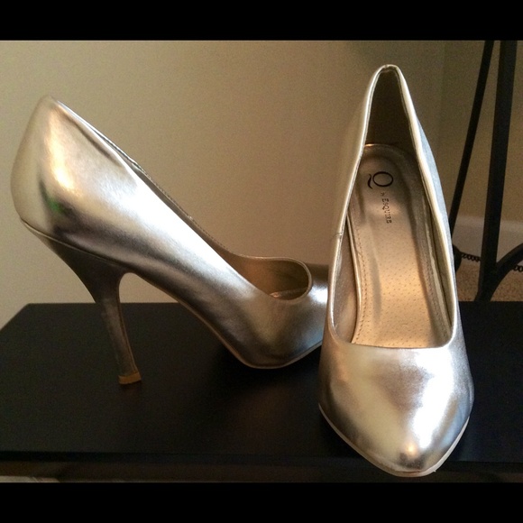 Kendall Heel GOLD size 10- new! Never worn! - Picture 1 of 3