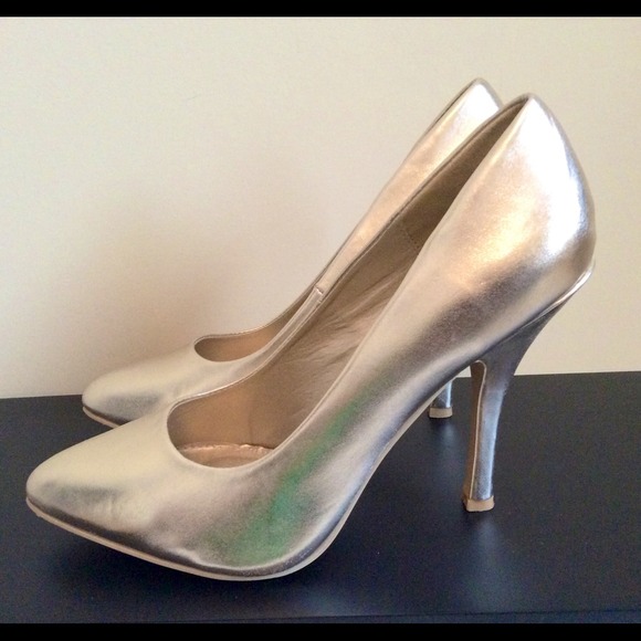 Kendall Heel GOLD size 10- new! Never worn! - Picture 2 of 3