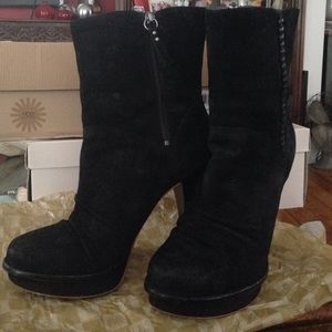 8.5 UGG black bootie