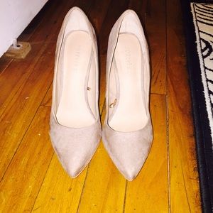 Nude pointy heels