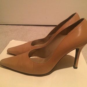 Stuart Weitzman nude pumps