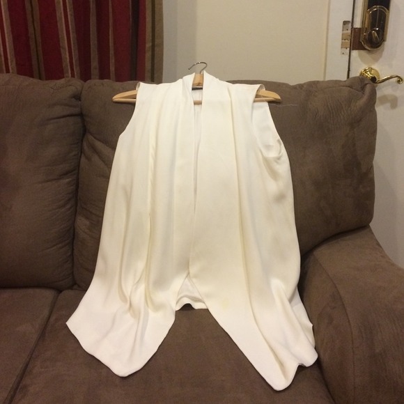 White arm less blazer