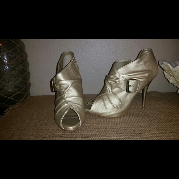 Gold Heels - Picture 1 of 1