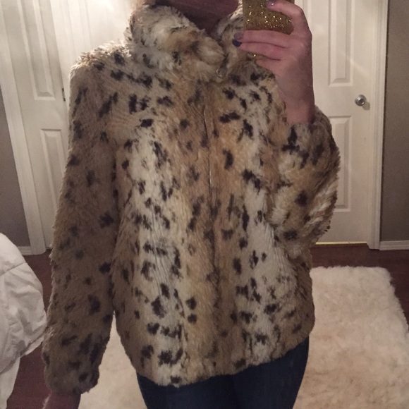 SALE‼️❄️Micheal Kors Faux Fur Coat❄️ - Picture 2 of 4