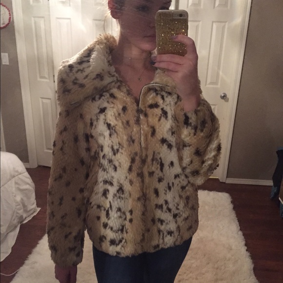 SALE‼️❄️Micheal Kors Faux Fur Coat❄️ - Picture 3 of 4