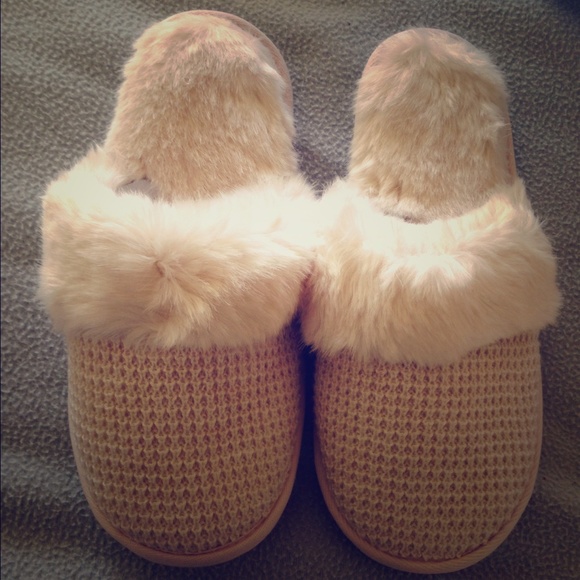 Victoria Secret's Ivory Knit Fluffy Slippers - Picture 1 of 4