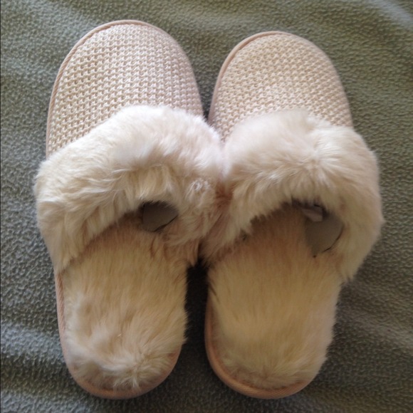 Victoria Secret's Ivory Knit Fluffy Slippers - Picture 2 of 4