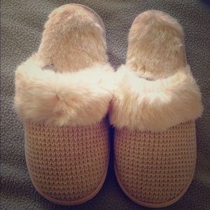 Victoria Secret's Ivory Knit Fluffy Slippers