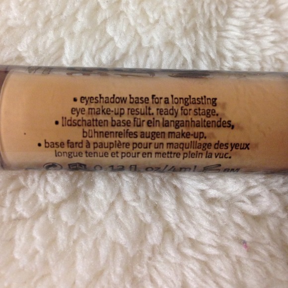 Eyeshadow Base - Picture 3 of 4