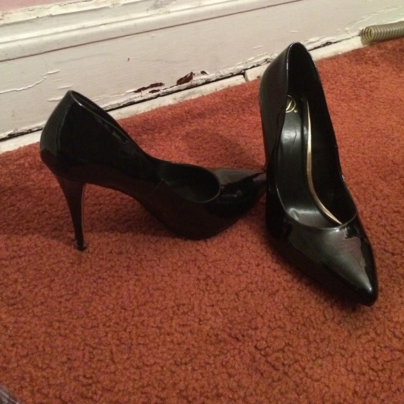 Black pointed pumps with gold lining