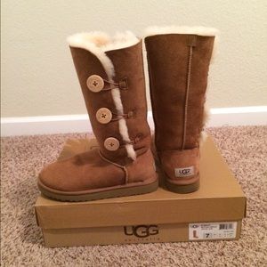 UGG Bailey Button Triplet chestnut size 7