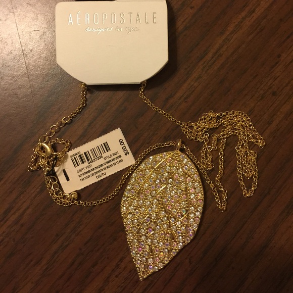 Aeropostale blingy large gold leaf necklace! - Picture 2 of 4