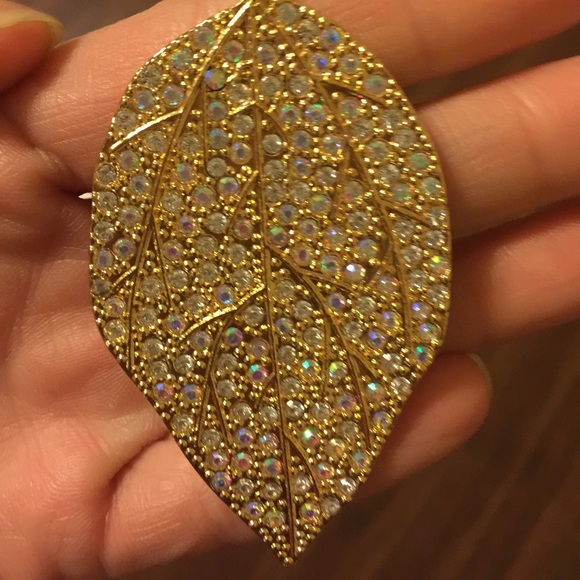 Aeropostale blingy large gold leaf necklace! - Picture 3 of 4