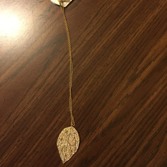 Aeropostale blingy large gold leaf necklace! - Picture 4 of 4