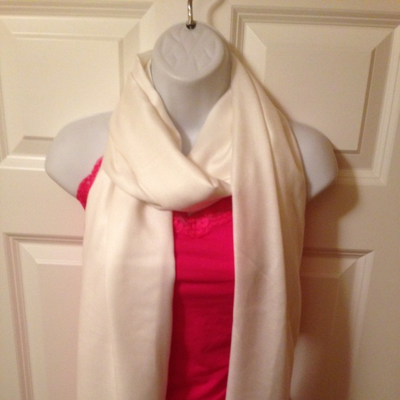 JC Penny 100 % rayon Ivory scarf