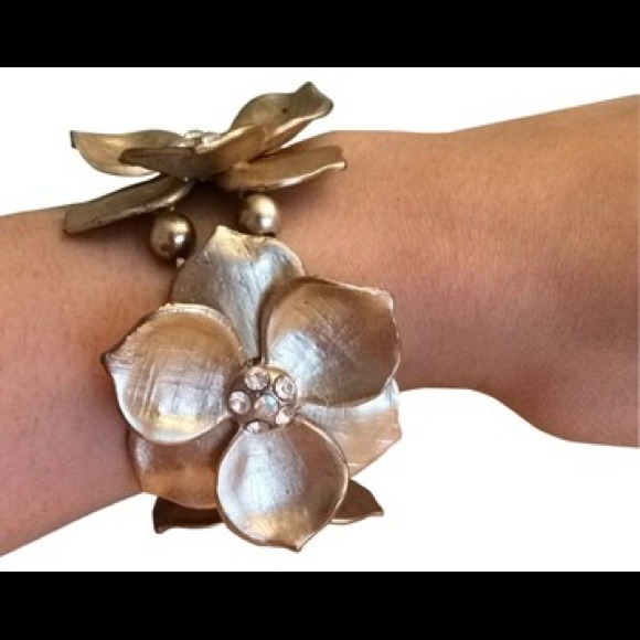 💋SOLD💋Barami Gold Stretch Flower Bracelet