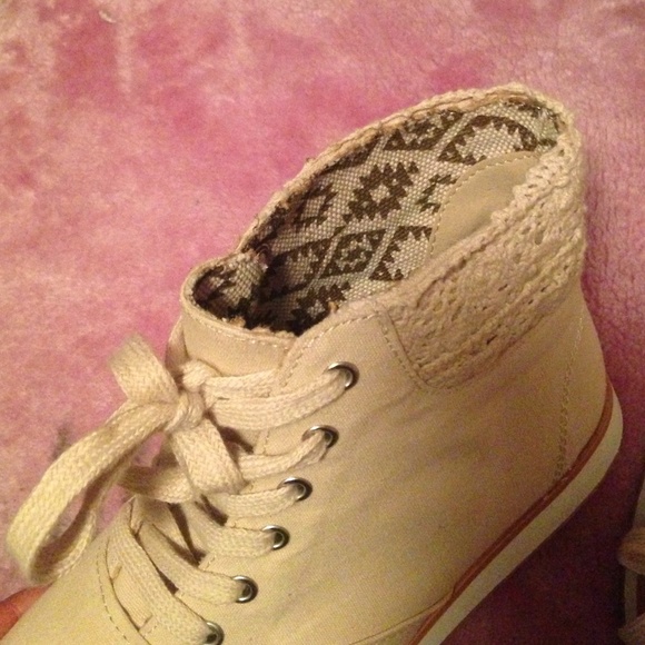 Shoes - Picture 2 of 3