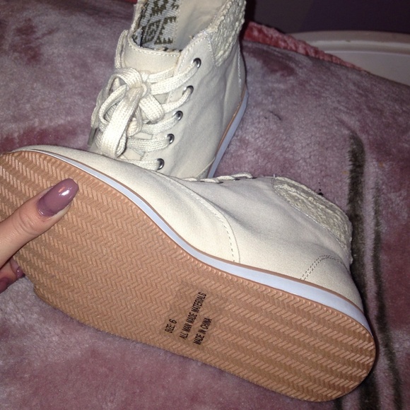 Shoes - Picture 3 of 3