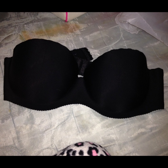 Black strapless bra