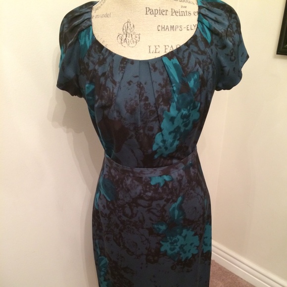 🚫sold in a bundle🚫Gorgeous silk Tahari Dress!