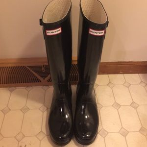 Original Gloss Hunter Rain Boots in Black, Size 8
