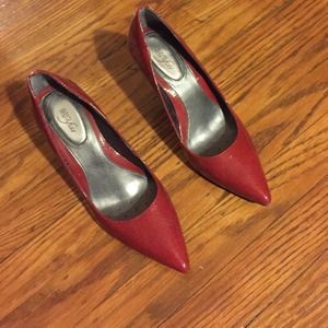 Alfani step&flex red pumps