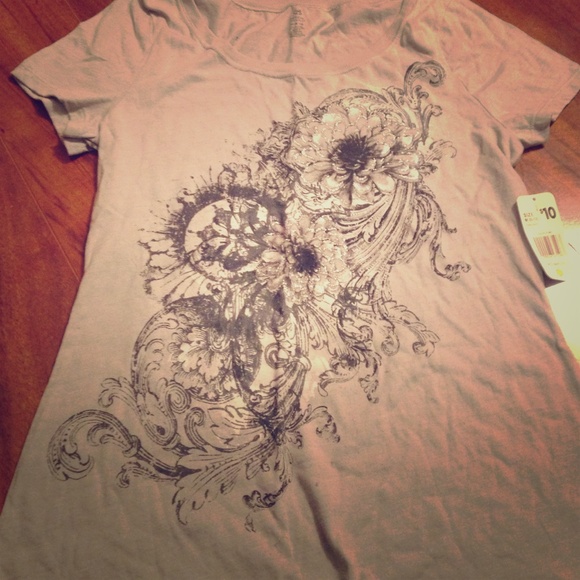 Grey shirt with pretty design!