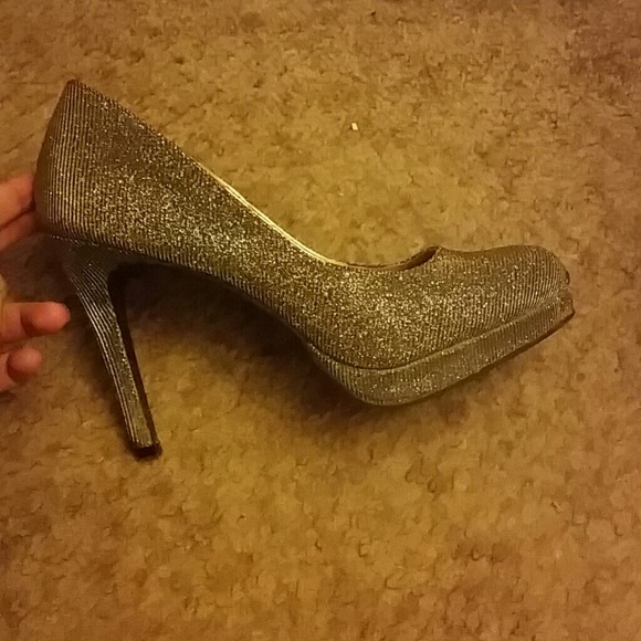 Gold heels - Picture 2 of 2