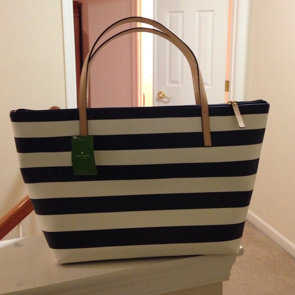 SOLD 🎈💯Authentic Kate Spade Stripes Bag🎈 - Picture 2 of 4