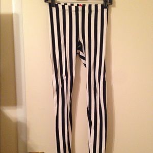 Black and white strip leggings!