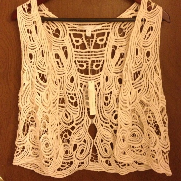 LC Cream Crochet Vest - Picture 2 of 3