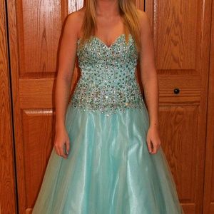 I am selling my prom dress worn once
