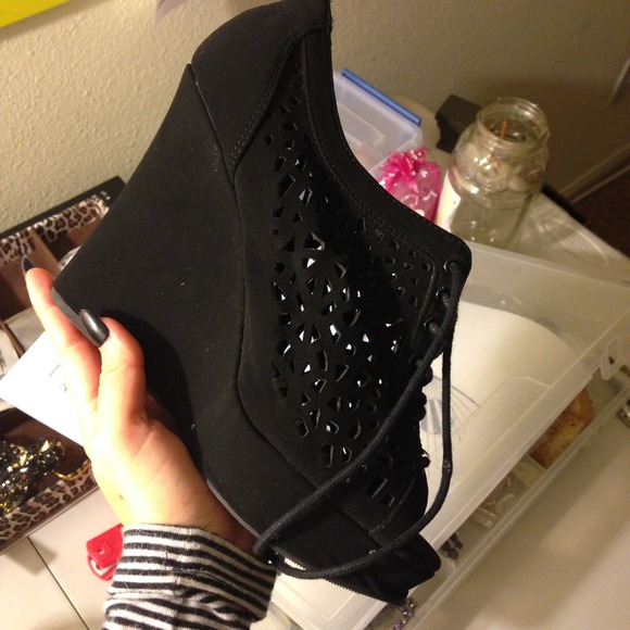 Black cutout wedges