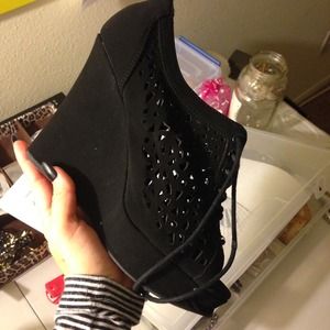 Black cutout wedges